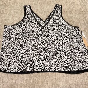 4X NWT lightweight tank Halogen brand $50 black and white gorgeous!
